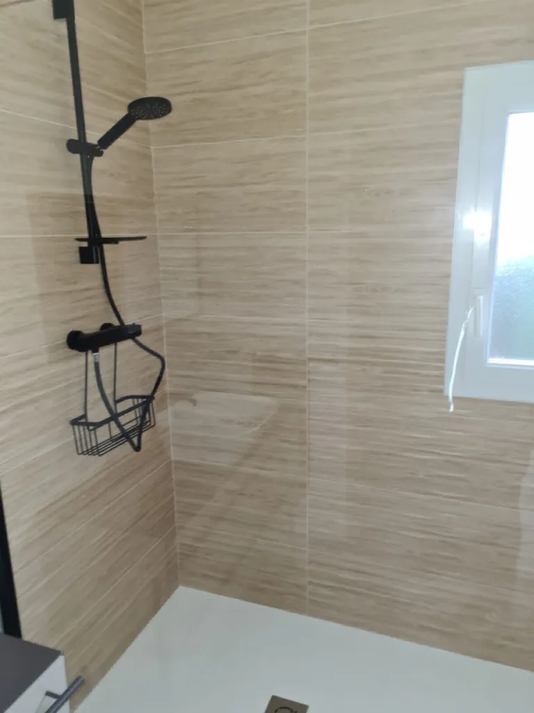 Installateur salle de bains clé en main Bolbec : Rénovation avec douche à l'italienne, carrelage, chauffage connecté, faïence et revêtement de sol