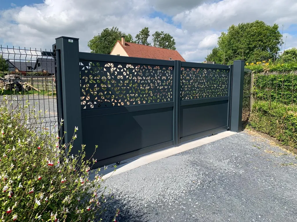 Installation de Portail en Aluminium Coulissant Motorisé pour l'Accès Résidentiel au Havre et son Agglomération en Seine-Maritime 76