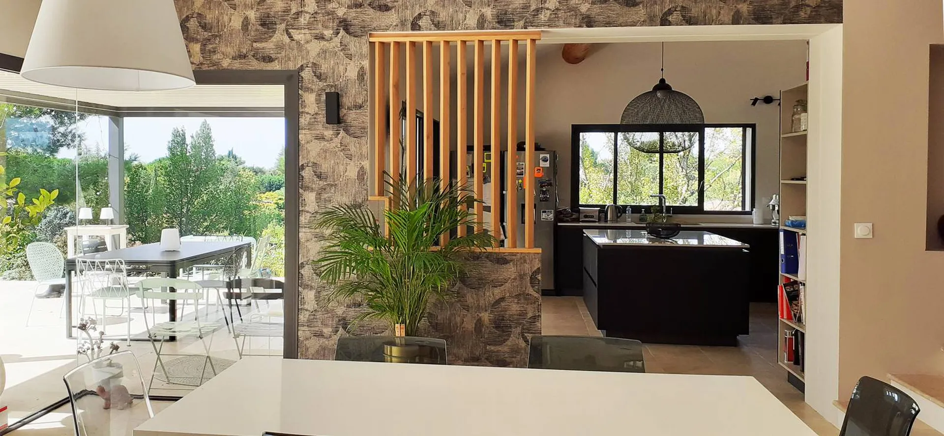 Séjour d'une construction neuve avec fenêtre d'angle avec profilé aluminium