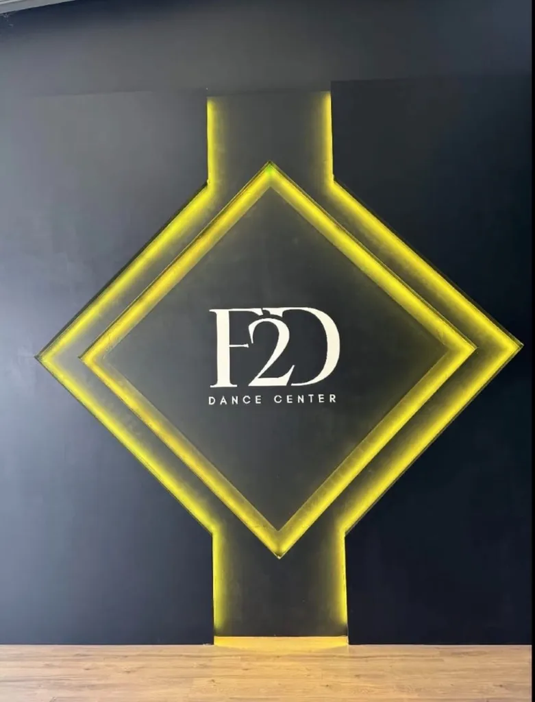 Créer un décor mural en bois sur mesure avec panneaux épicéa, MDF et éclairage LED pour un espace professionnel à Marseille