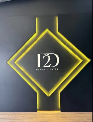 Créer un décor mural en bois sur mesure avec panneaux épicéa, MDF et éclairage LED pour un espace professionnel à Marseille