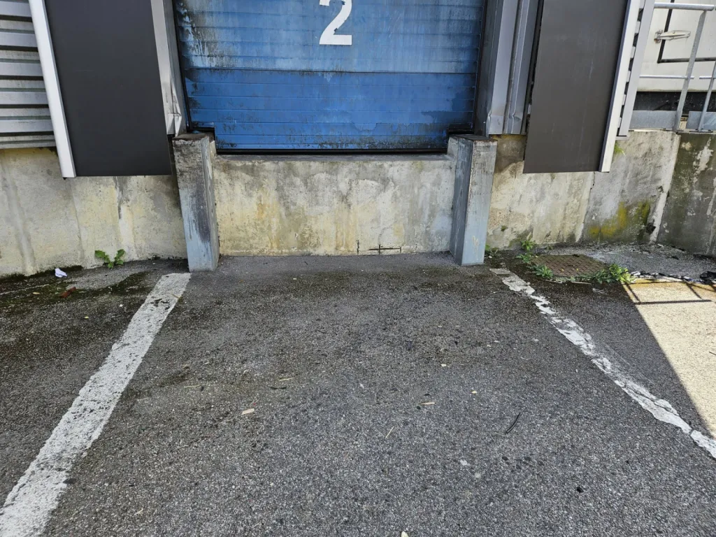 Entreprise de terrassement à Lyon pour démolition de deux poteaux sur le quai de chargement d'un entrepôt industriel à Bron près de Lyon