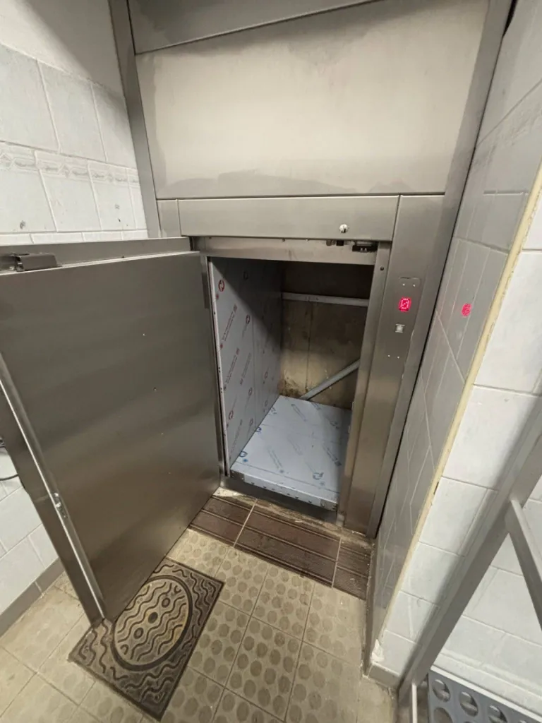 Accès de plain-pied à la cabine pour ce monte-charges 300 kgs SKG terminé dans ce centre de loisirs près de Marseille