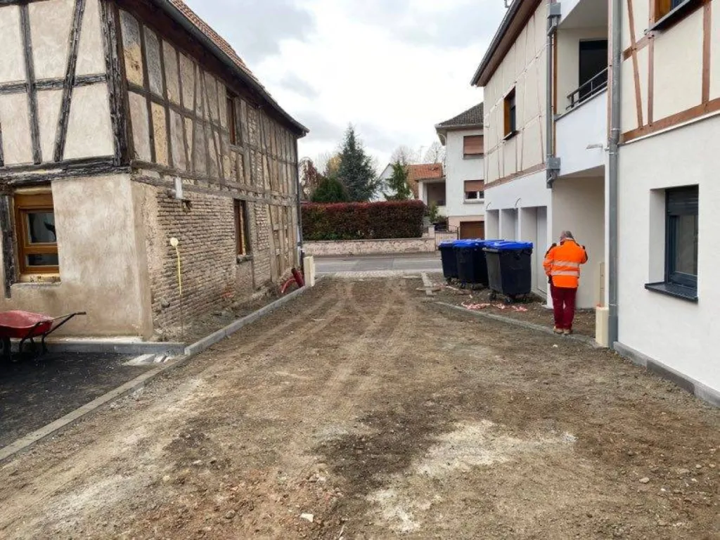Préparation d'une voie d'accès à Oberschaeffolsheim près de Strasbourg