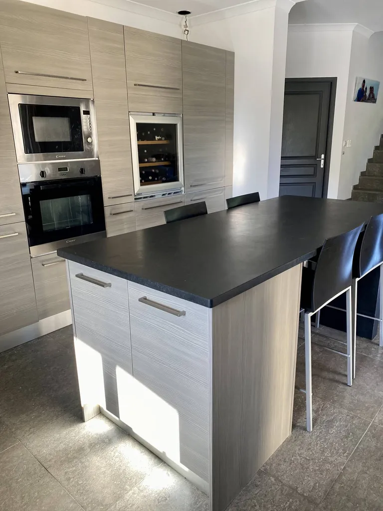 DALLAGES INTERIEURS / CUISINE EN PIERRE NATURELLE DE CASTELLA GRISE / CENIA AZUL FINITION ADOUCIE