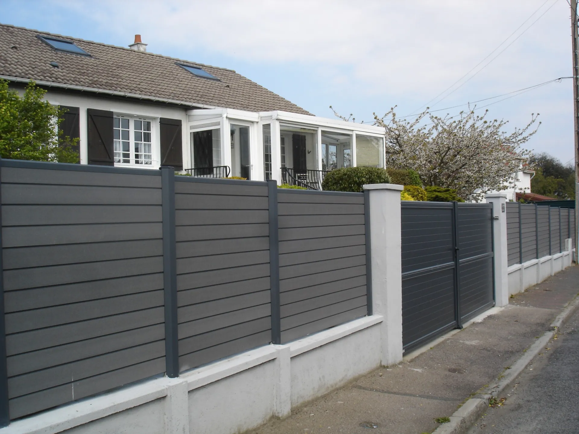 Installateur de Clôture composite sur mur au Havre 76