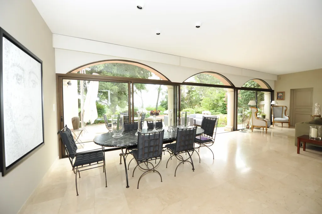 A vendre à Villeneuve-lès-Avignon, villa avec piscine dans un écrin de verdure   