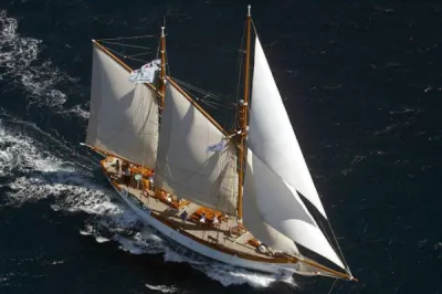 Location d'un grand voilier type goélettes pour des vacances à Marseille