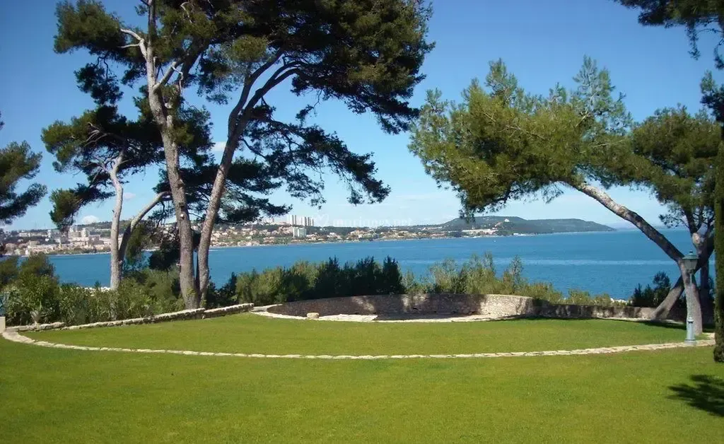 Location domaine mariage privatisé avec terrasse et cérémonie laïque face à l'étang de Berre à Martigues près de Marseille