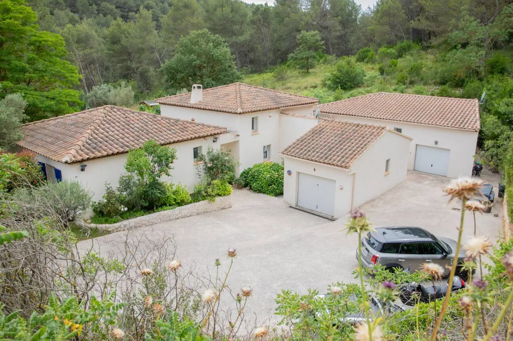 Notre zone d'activité pour ce serviceMaison récente à Gémenos 13420 dans les Bouches du Rhône : confort moderne, garage et installation immédiate sans travaux