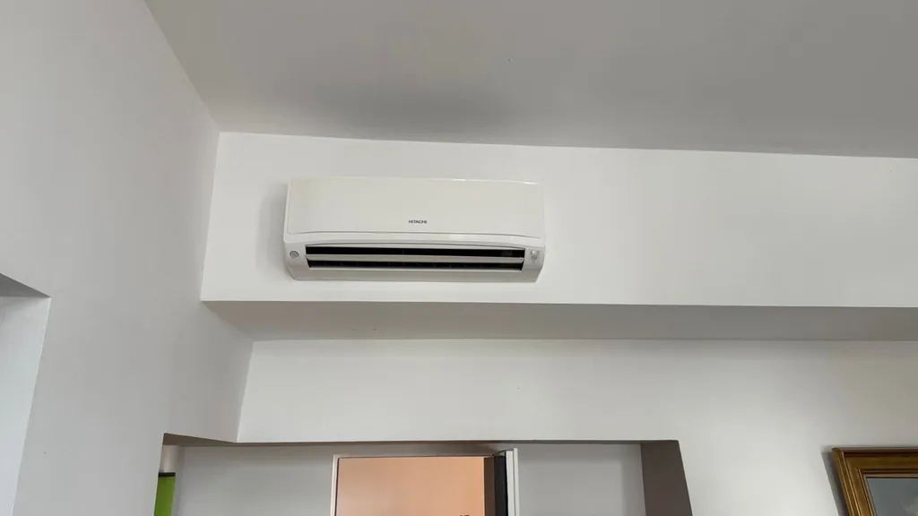Unité intérieure de climatisation réversible HITACHI AirHome 400 installé par PROXICLIM à Aix-en-Provence