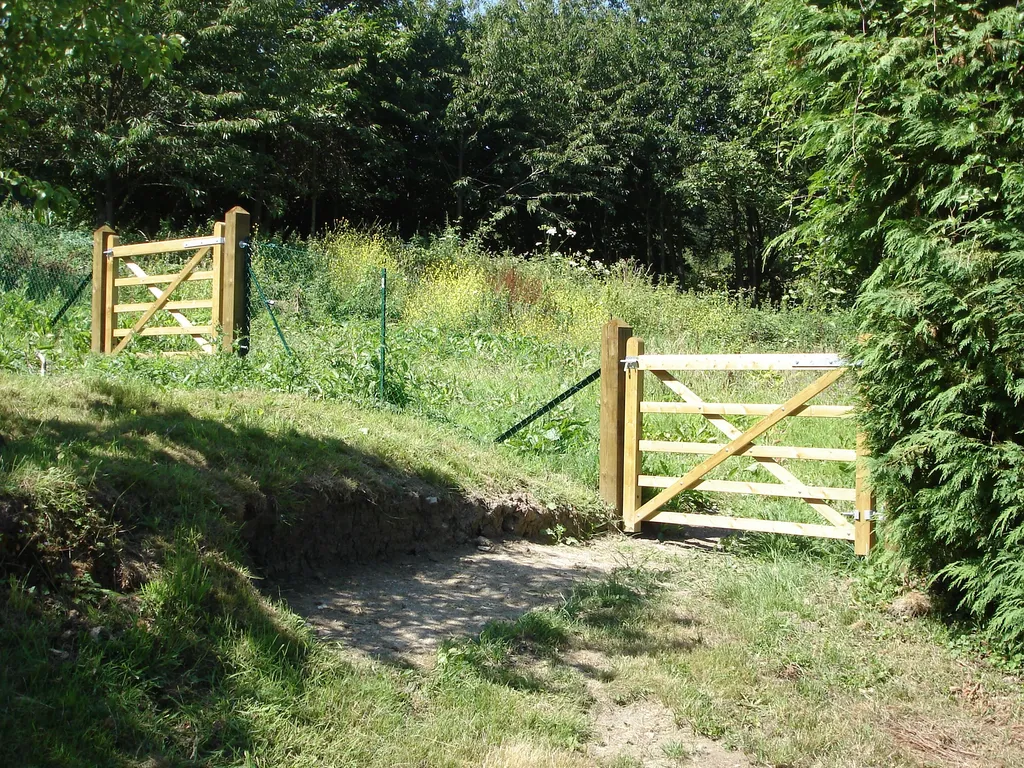 Installation de Portail champêtre en bois, Barrières de prairie et Portillons en bois massif à Cormeilles dans l’Eure 27 et ses Alentours