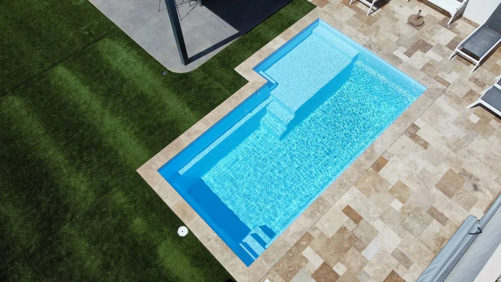 piscine avec jardin et terrasse