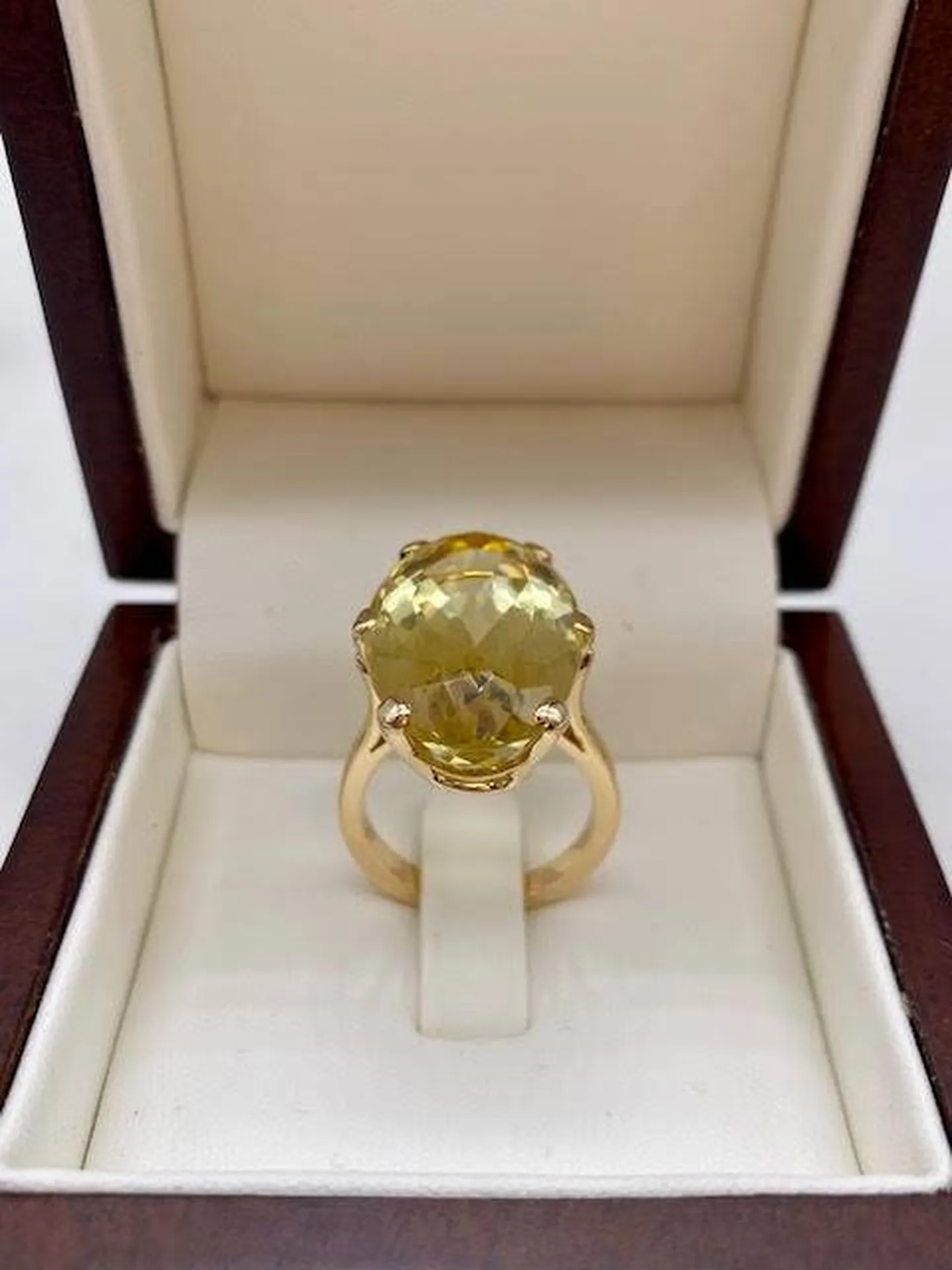 Découvrez la splendeur d'une bague en or jaune avec une citrine ovale de 8 carats chez Or Ligne à La Teste de Buch