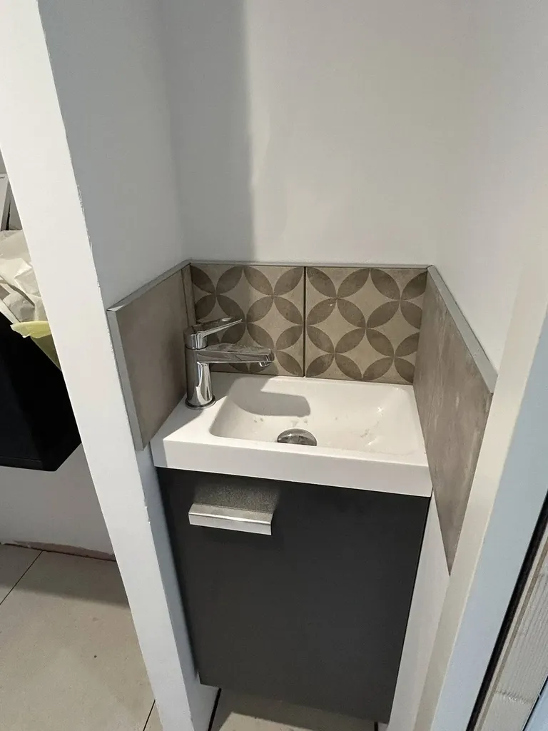 Installation d’un lave-mains dans les toilettes pour un aménagement fonctionnel et moderne