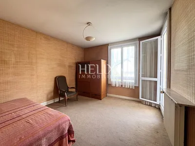 A vendre, situé dans un secteur très recherché à la fois proche du centre ville, de la gare et tennis à Louceviennes un grand appartement de 123,98 M2. Rénovation et isolation de la toiture  votées en mars 2025 et payées par les vendeurs.