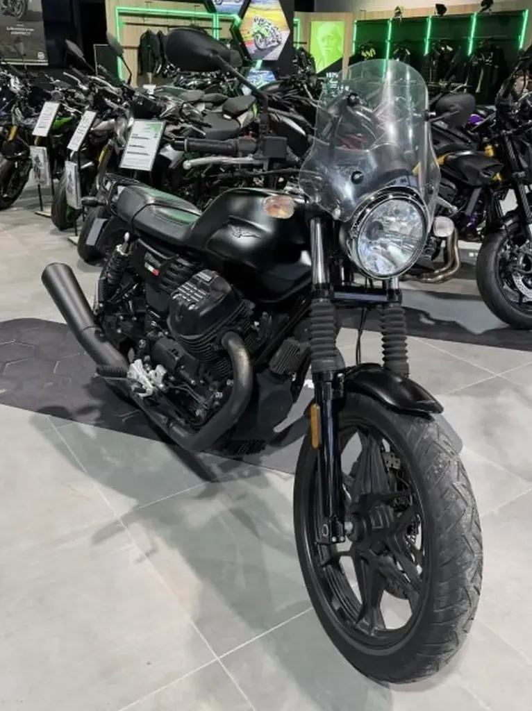 Moto Guzzi V7 III Stone 750 - vue de face - Kawasaki Nîmes
