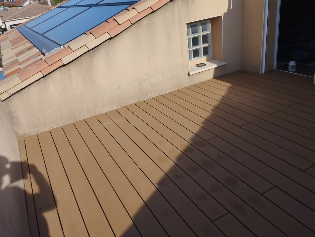 Démontage de dalles béton avec étanchéité de toiture et pose de terrasse en composite à Saint-Jean-de-Védas près de Montpellier
