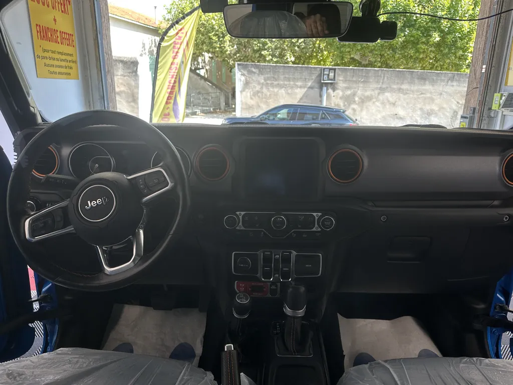 Nettoyage intérieur auto toutes catégories avec forfaits A à D à Marseille 34 boulevard Bara 13013 Château-Gombert