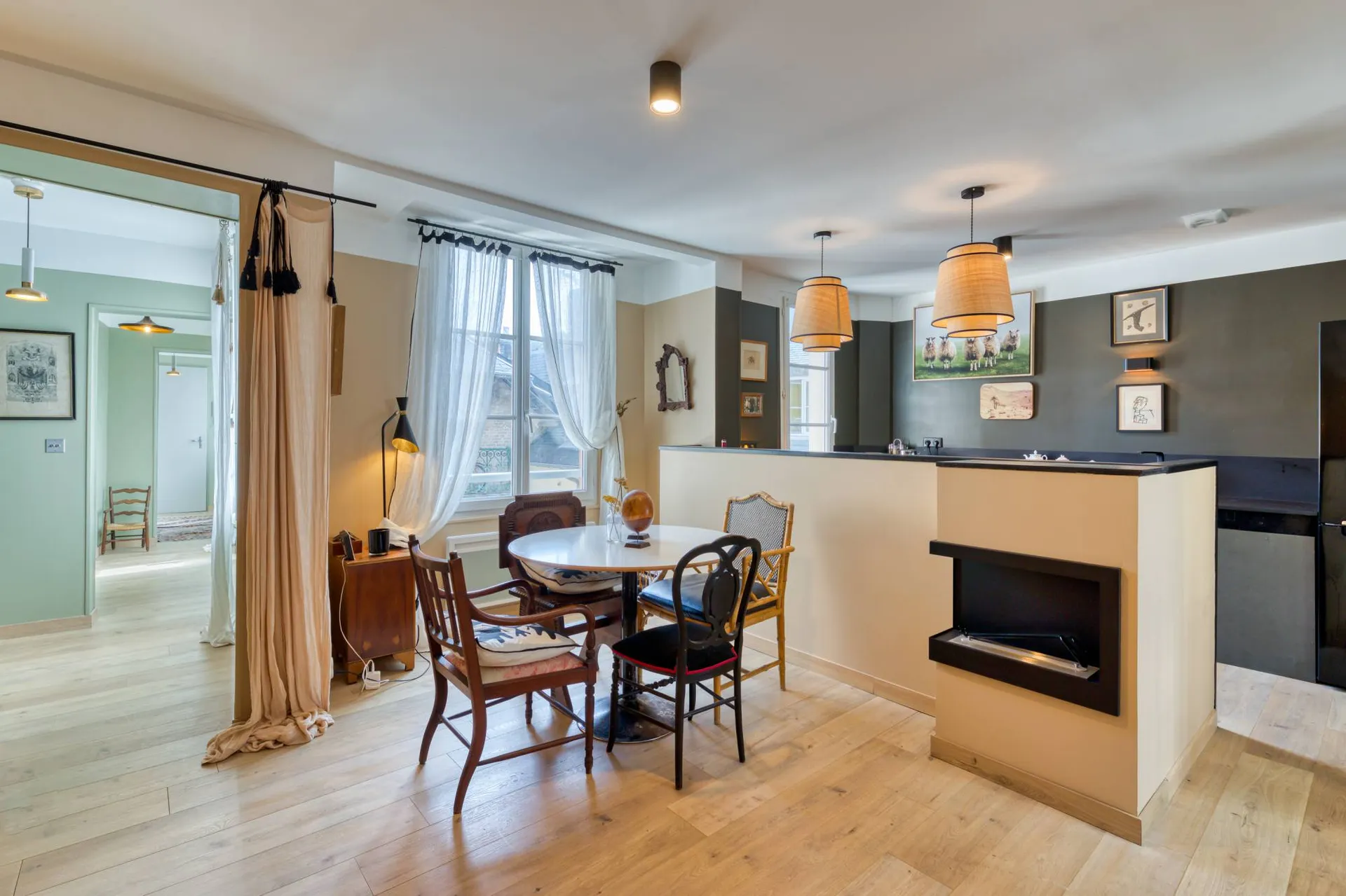 Beau Duplex atypique au 3e étage de 87.35m² Carrez sur cour rénové au cœur de Dieppe, Normandie.