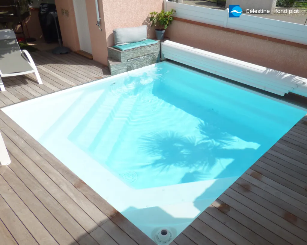 piscine carrée avec une banquette et escalier