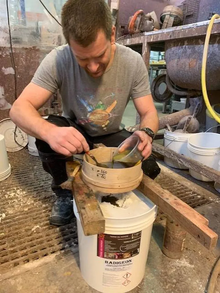 FILTRAGE DES PIGMENTS MINÉRAUX TERRE DU MONDE  AU TAMIS AVANT DE MALAXER