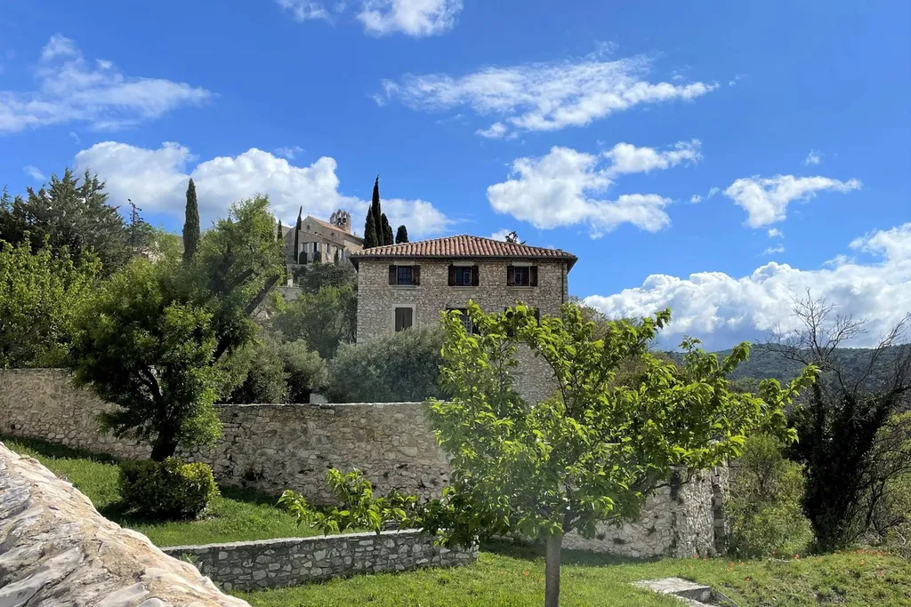 à proximité des villages de Méthamis, Mazan, Malemort-du-Comtat et Vénasque, exceptionnelle bâtisse du XVIIIème siècle avec vue sur les Monts de Vaucluse    