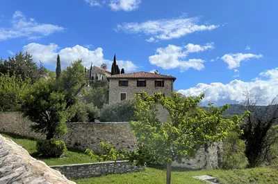 à proximité des villages de Méthamis, Mazan, Malemort-du-Comtat et Vénasque, exceptionnelle bâtisse du XVIIIème siècle avec vue sur les Monts de Vaucluse    