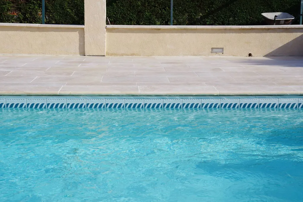 Ou trouver des margelles en travertin beige avec le bord arrondi sur Bordeaux Rive droite ?