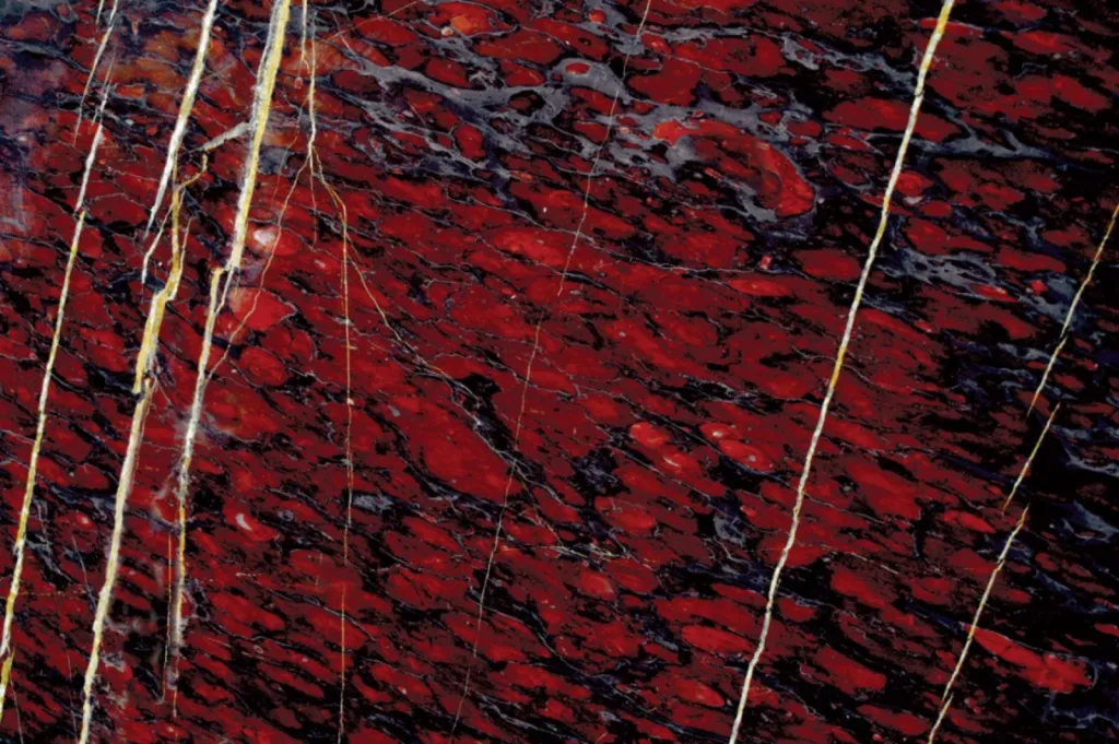 Marbre Rouge du roi Louis XIV pour cheminée marbre rouge sur mesure à Monaco