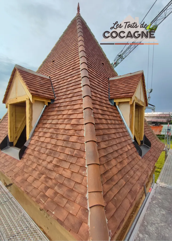 Réfection complète de toiture sur un pigeonnier du 18ème siècle faisant partie du patrimoine tarnais. Nous avons procédé à des reprises de charpente en chêne, création de lucarnes, isolation et couverture de la toiture en tuiles plates.