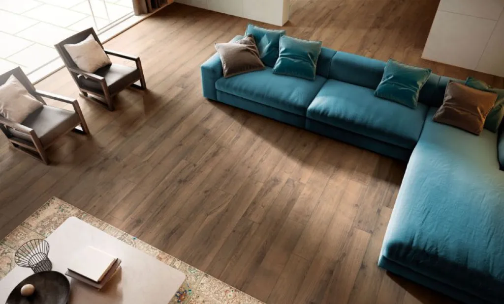 À Rouen, les architectes plébiscitent ALNUS pour son effet bois doux et sa finition antidérapante idéale pour les zones humides.