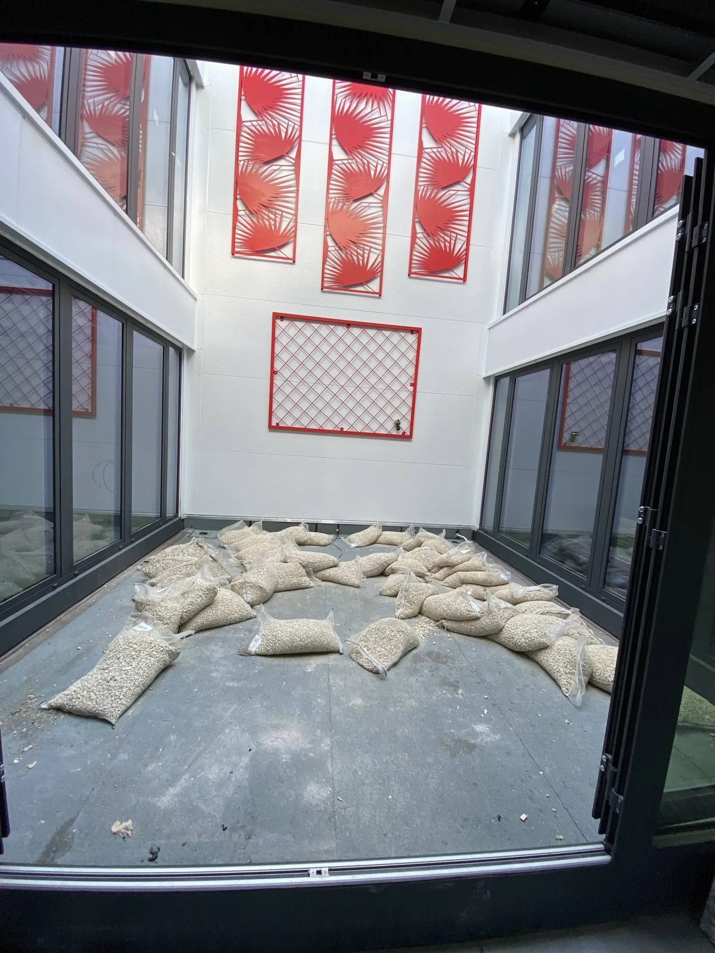 Paysagiste pour créer un jardin intérieur pour bureau à Avignon 84000, apportant nature et sérénité à votre espace de travail