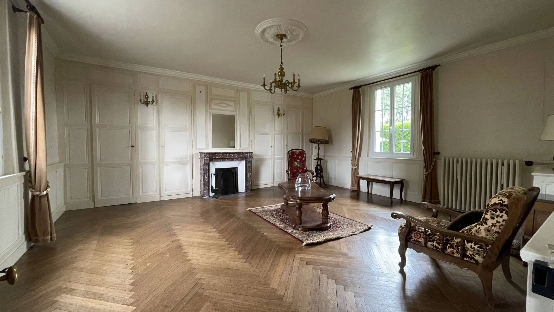 Disponible en Normandie** : La salle à manger spacieuse, dotée d'une cheminée, est parfaite pour des repas chaleureux en famille.