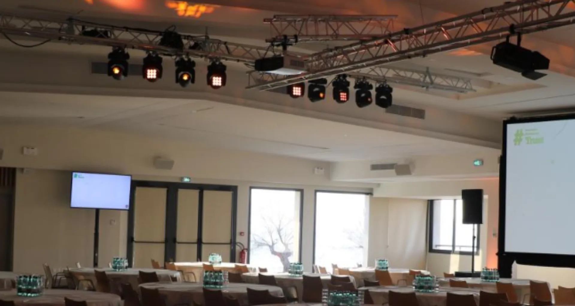 location fixation pour videoprojecteur à Mougins dans les alpes maritimes