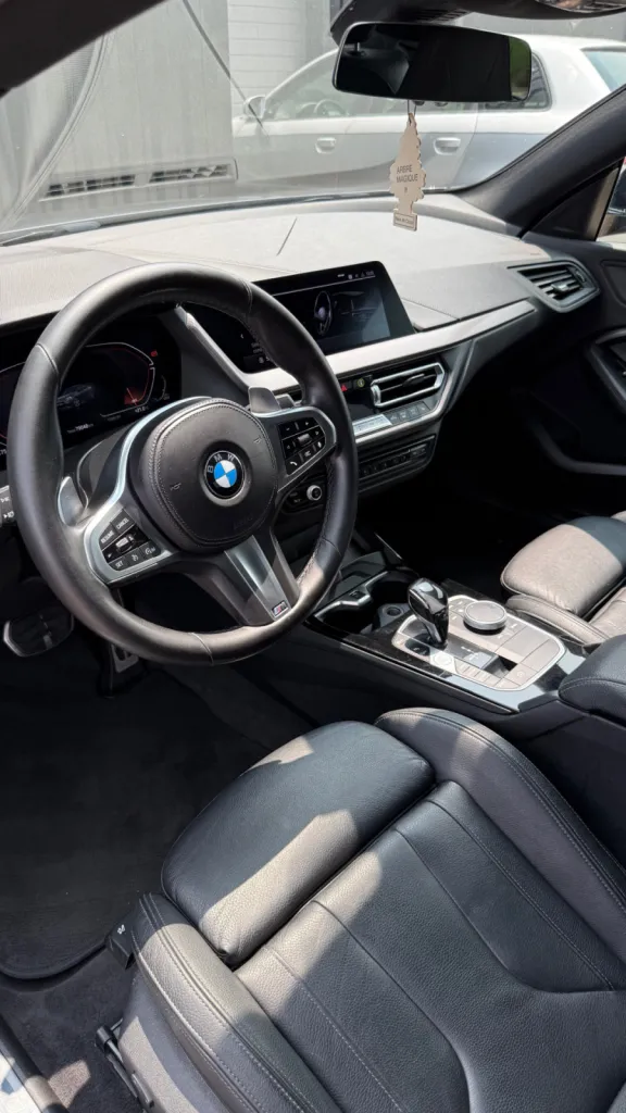 Nettoyage haut de gamme intérieur et extérieur d’une BMW Série 1 Coupé, avec soins techniques et finitions professionnelles à Andrézieux-Bouthéon