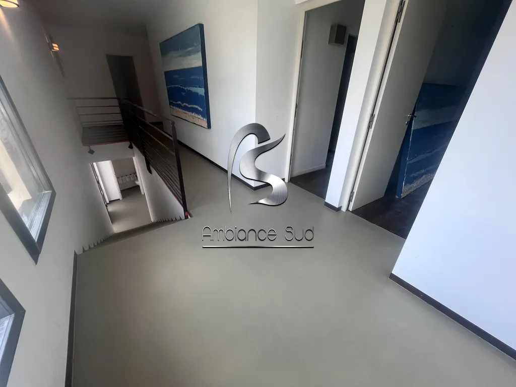 Réalisation en résine effet béton ciré du sol d’un couloir desservant les chambres d’une maison à Sanary près de Six-Fours-les-Plages