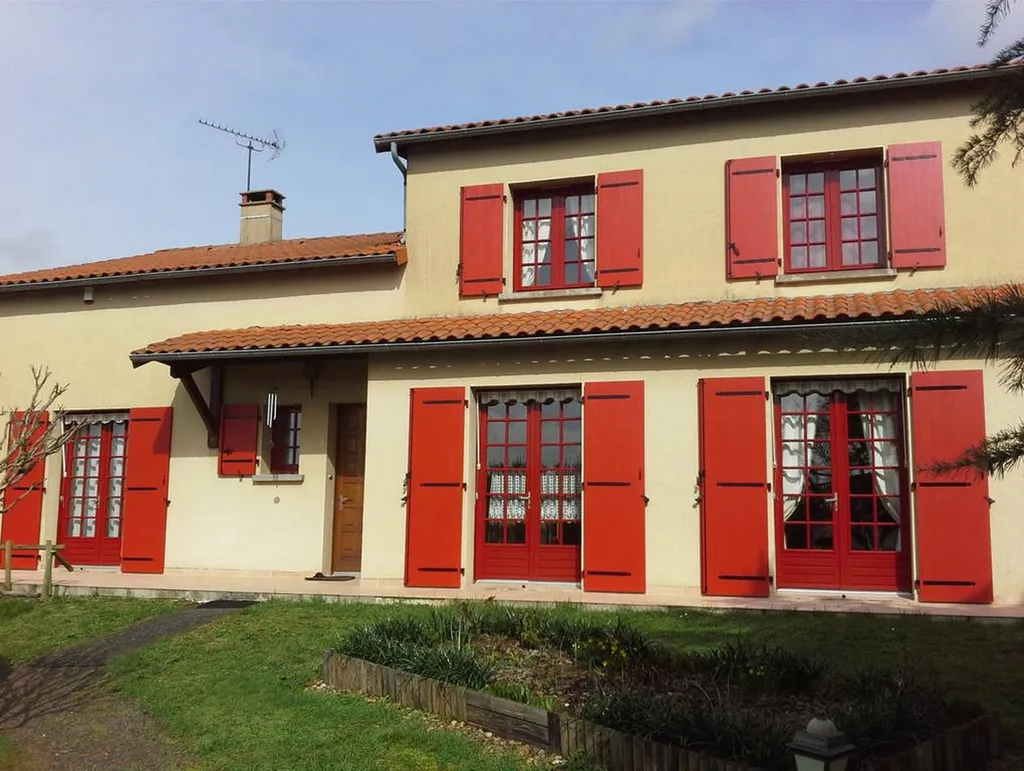 Volets Battants Rouge en fibre de Verre dans le Gard 