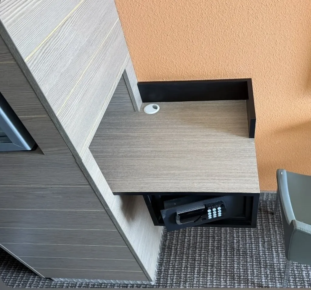 Pose de film adhésif Cover Styl' effet bois 