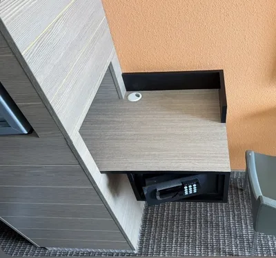 Pose de film adhésif Cover Styl' effet bois 