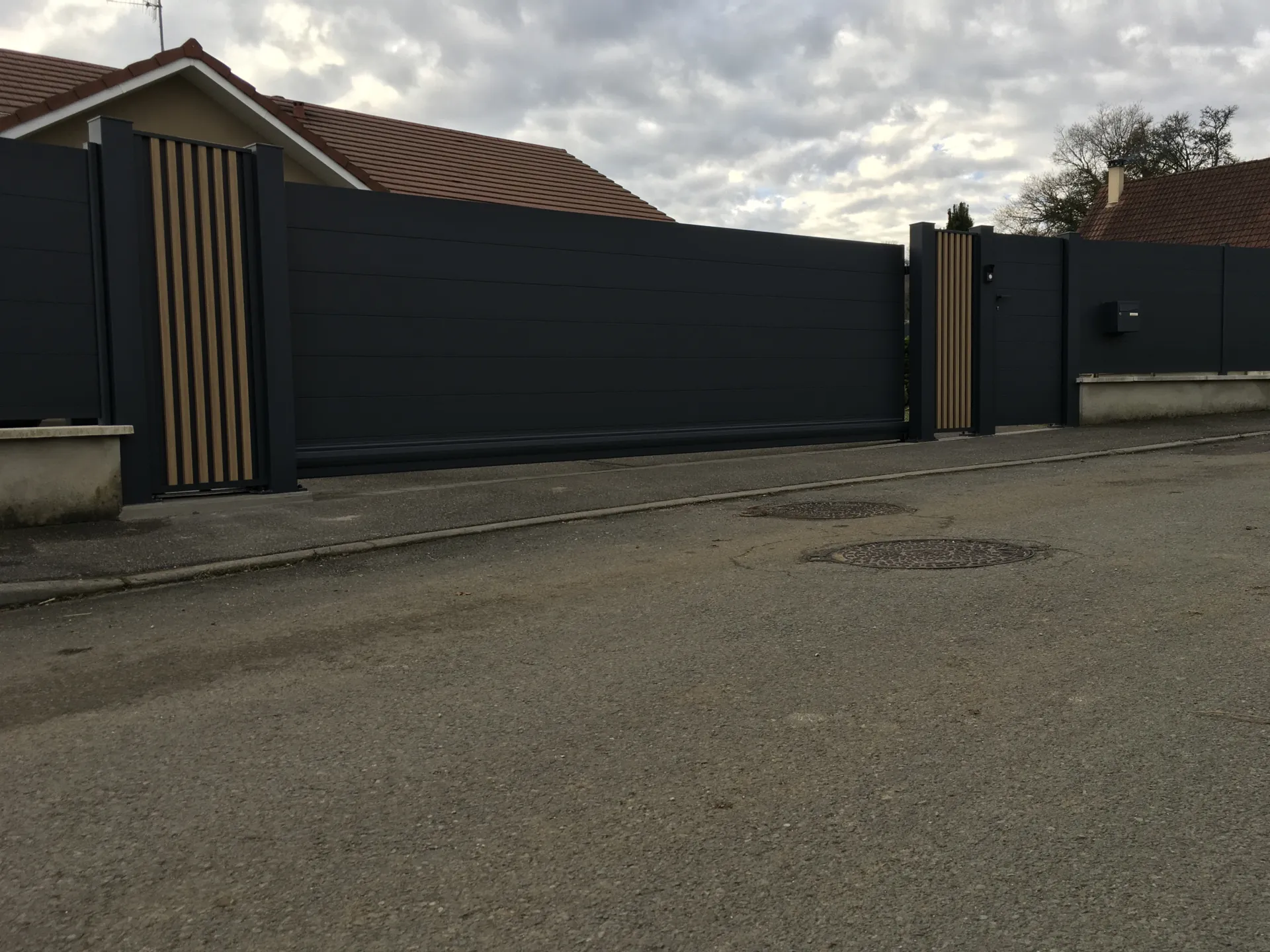 Conception et pose d'un portail de 5.30 m x 1.70 m avec portillon gris anthracite avec insertion de boîte aux lettres à Pérouse proche de Belfort