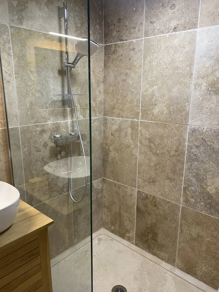 SALLE DE BAIN EN TRAVERTIN 1ER CHOIX BEIGE MIX 61 X 40.6 X 1.2 CM