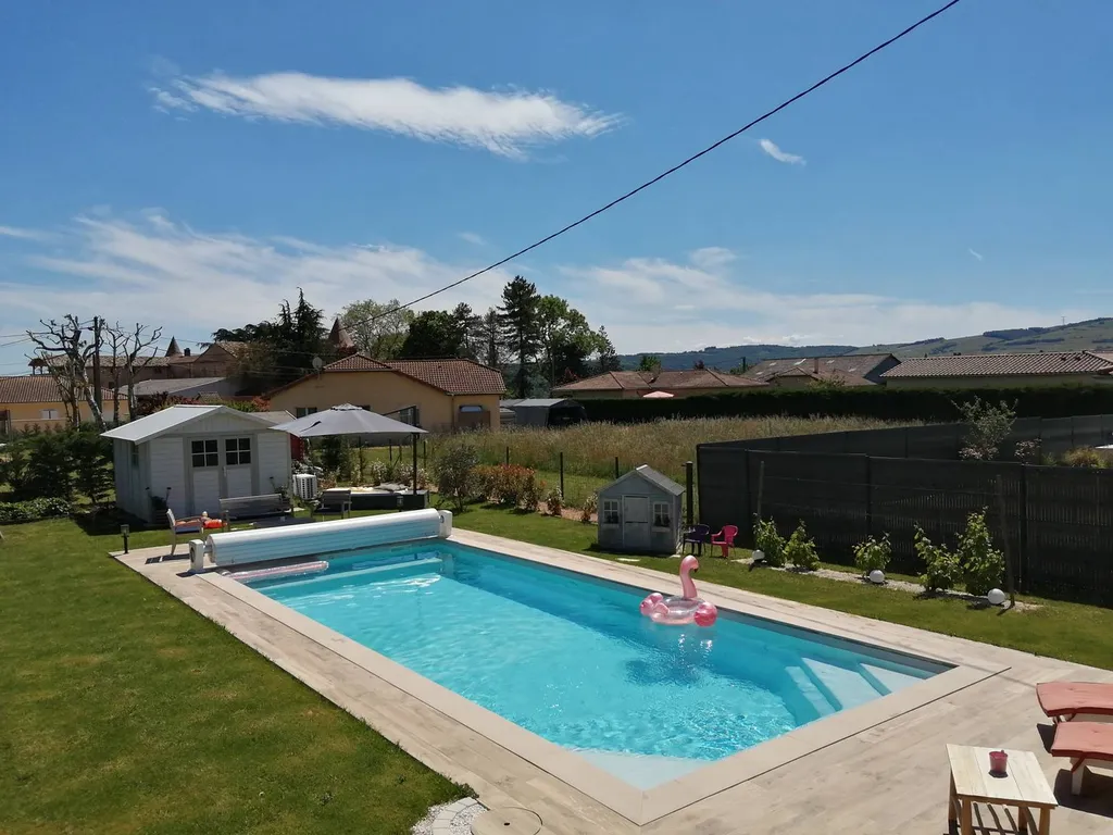 piscine vue biais avec pelouse