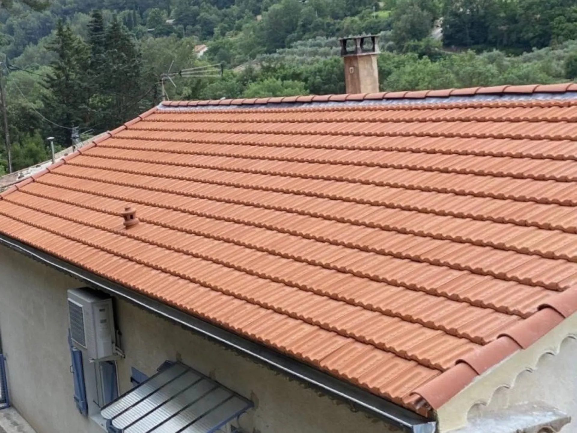 Pose de toiture en tuiles plate de Marseille pas chère sur Martigues 