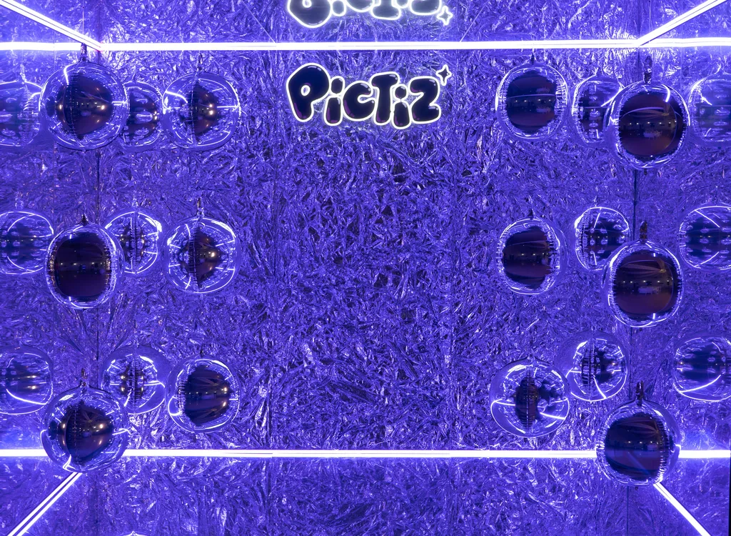 Photobooth miroir professionnel à Cannes : la Mirror Box immersive pour vos événements professionnels
