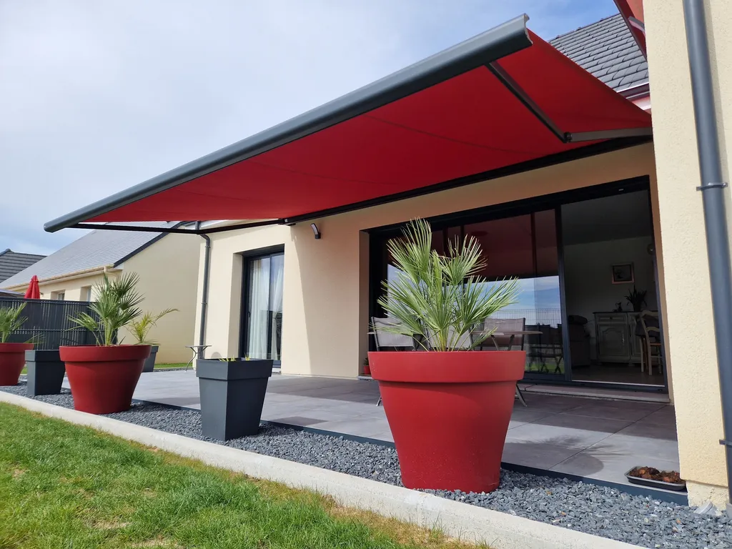 Installation d'un store banne électrique rouge et gris pour un pavillon à Criquetot l'Esneval