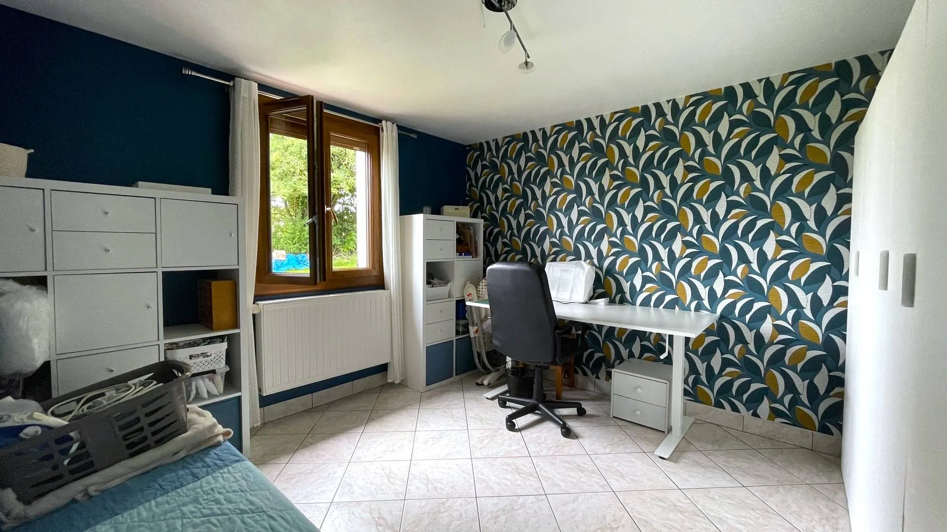 **Maison à vendre avec bureau/chambre** : Idéal pour le télétravail à l'étage.