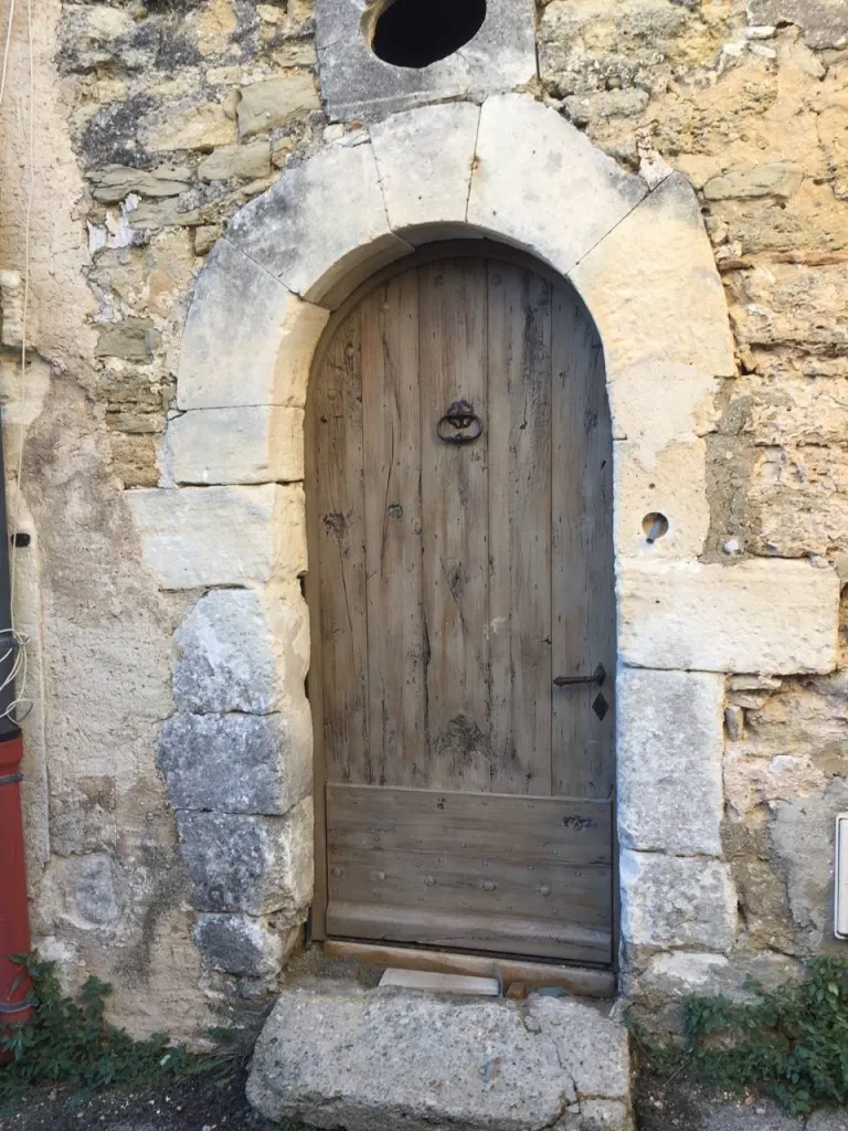 La porte d'entrée et son superbe encadrement en pierre 18éme