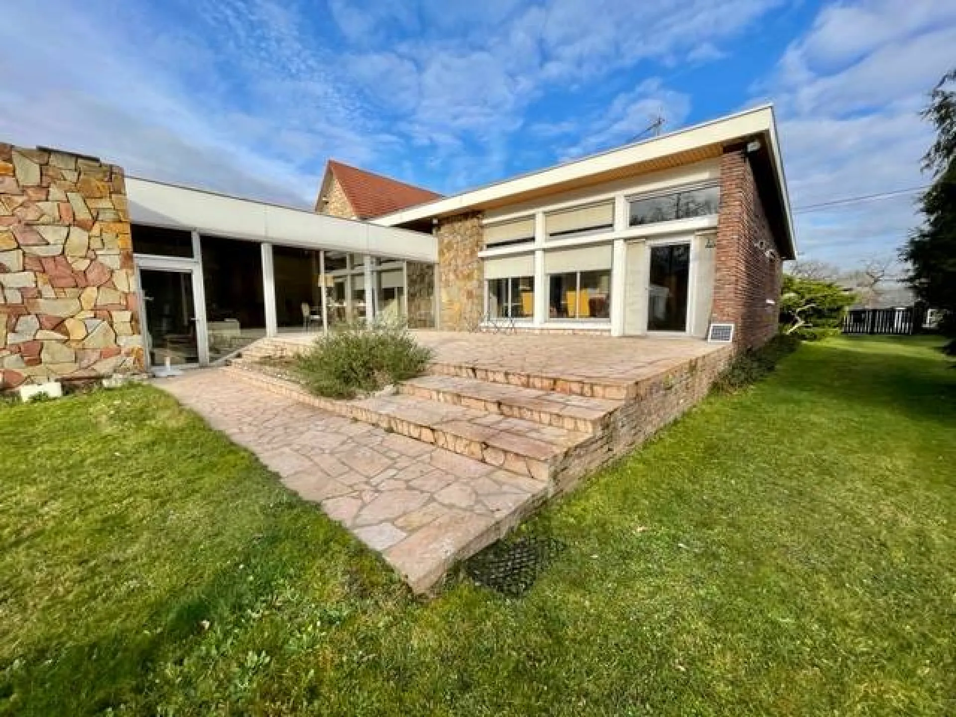 A saisir magnifique maison plain-pied de 220 m² sur un terrain de 1890 m² avec piscine commune de ST AUBIN LES ELBEUF 76410