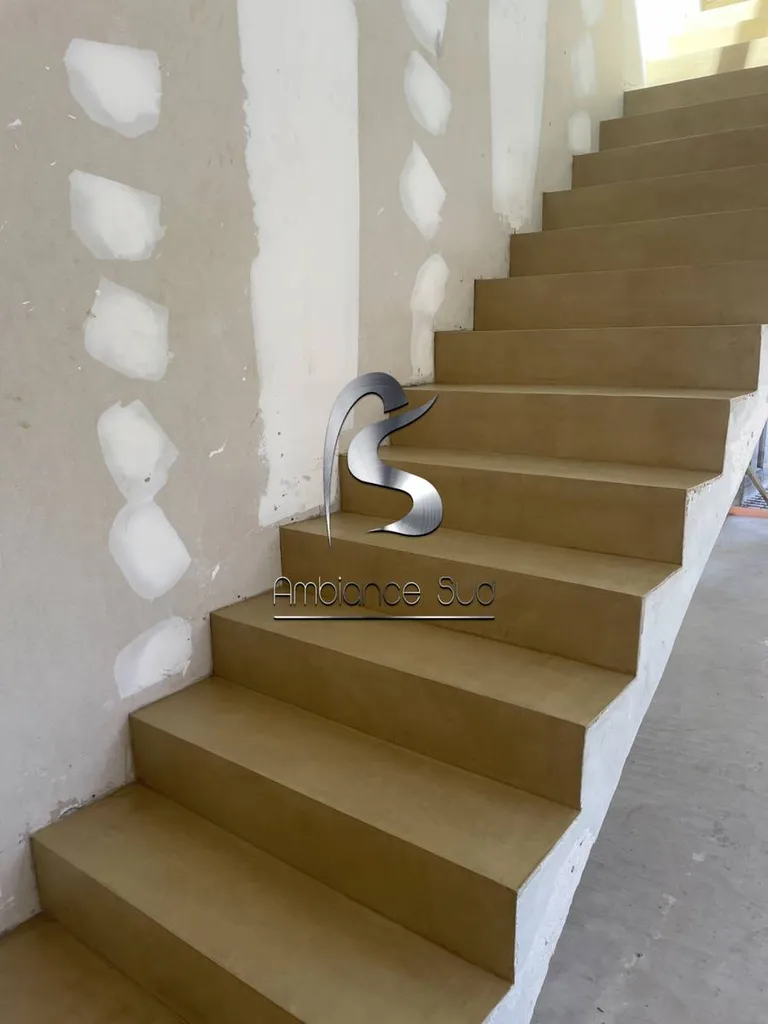 Faire appel à un artisan pour la réalisation d’un escalier en béton ciré à Toulon dans le Var